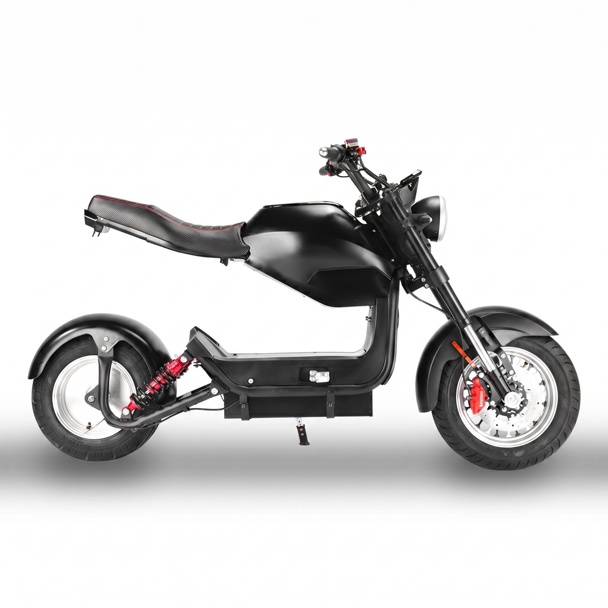 Schwarzer Elektroroller im markanten Chopper-Design, seitlich auf weißem Hintergrund. Breite Reifen, gepolsterter Einzelsitz mit roten Nähten, rote Akzente an Federung vorn/hinten. Scheibenbremsen mit roten Sätteln. Runder Frontscheinwerfer.